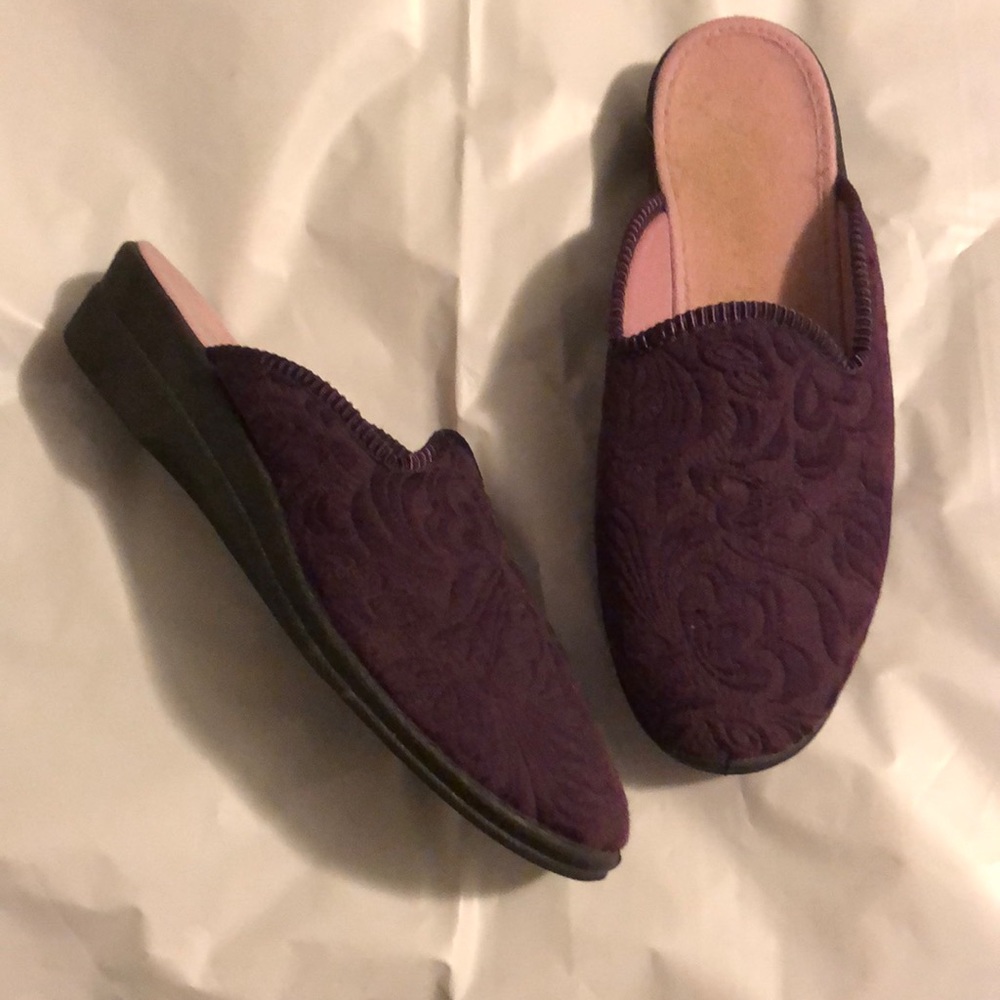✅4/$20✅ Tender tootsies lightly used purple slippers size 6!
